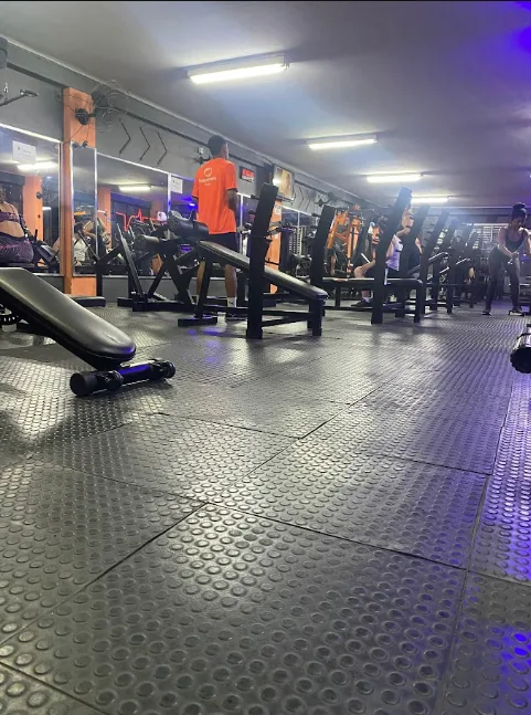 Sala de musculação climatizada com iluminação moderna
