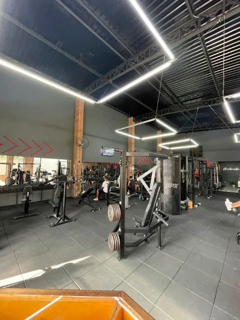 Ampla área de musculação com iluminação LED moderna