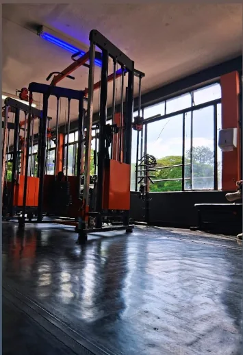 Estação de musculação com vista para área externa