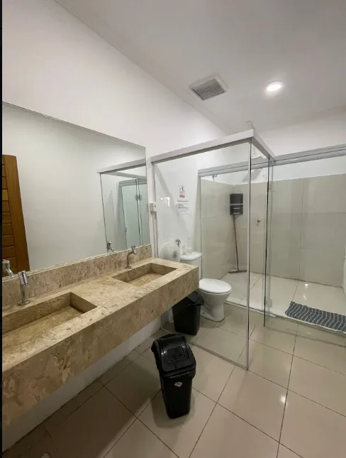 Vestiário amplo e moderno com bancada de mármore